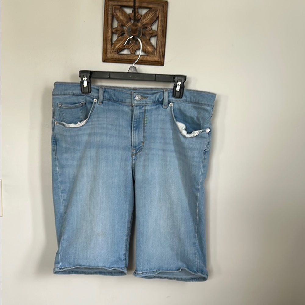 Levi’s Light Blue long summer Denim Shorts size 32 14